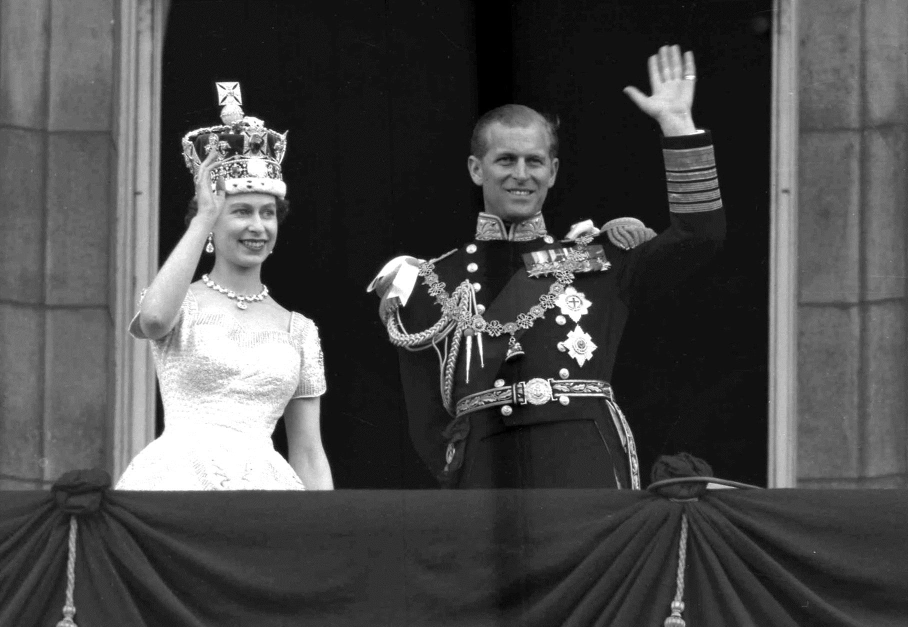 Rainha Elisabeth 2ª e o Prince Philip acenam do balcão do Palácio de Buckingham, no dia da Coroação, em 1953