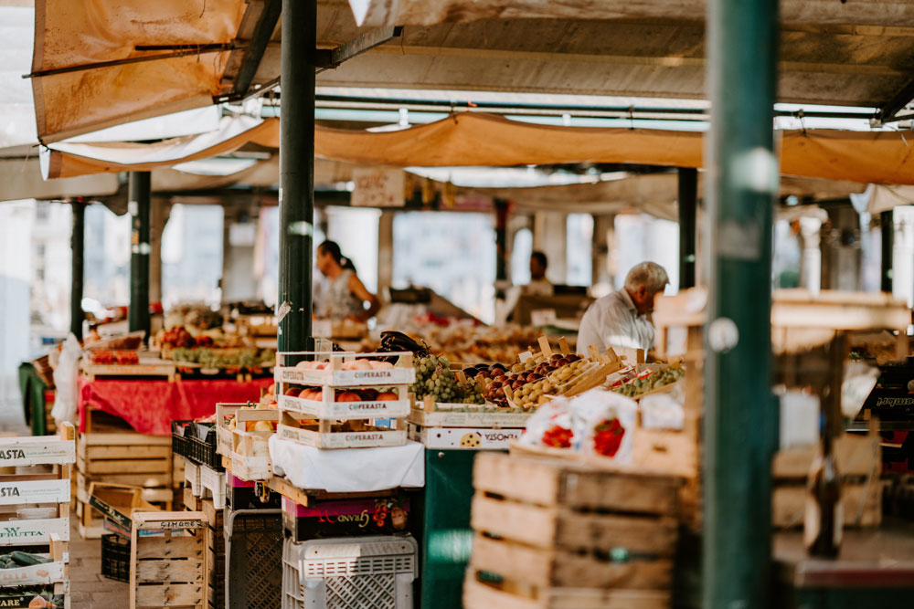 foto de um estande de feira com frutas